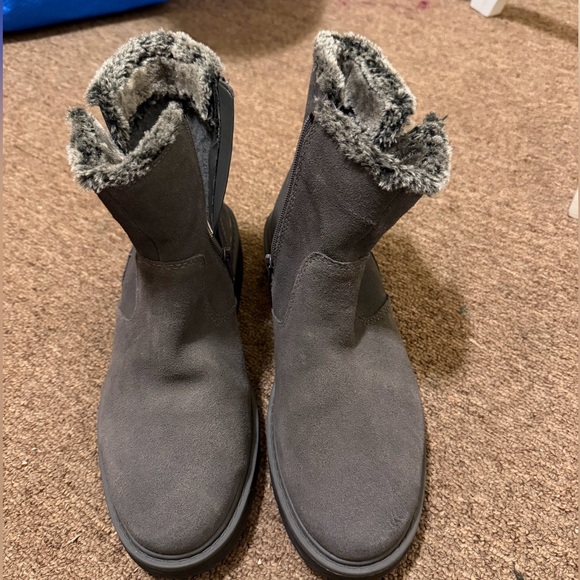 Clarks Shoes - Gray Suede Women's 8.5 Boots with Faux Fur Lining